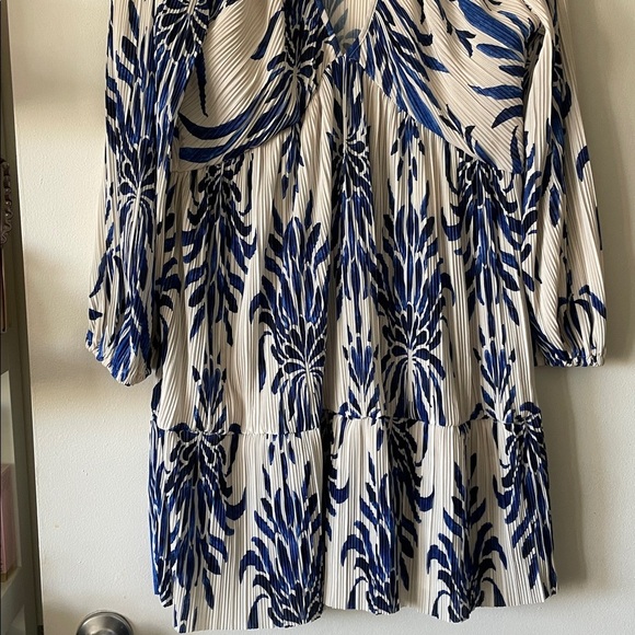 Abstract cream and blue V neck crepe textured dress| H&M| XL| $44| NWT! - Picture 3 of 6